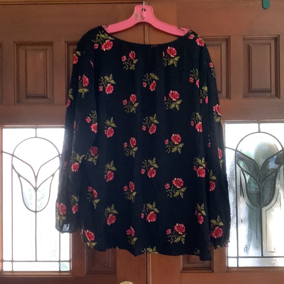 Woman’s Old Navy Blouse - Picture 7 of 8